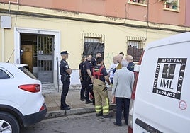 Bomberos y policías ayer en la casa de la fallecida.