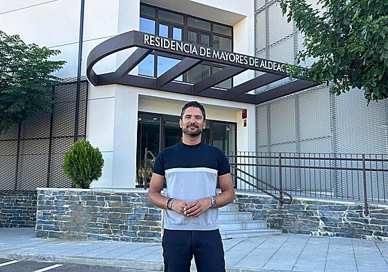 El alcalde de Aldeacentenera, Francisco Muñoz, ante la residencia de mayores mejorada con los ingresos de una planta solar.