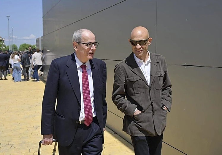 Luis Carrero, con gafas oscuras, en el juzgado.