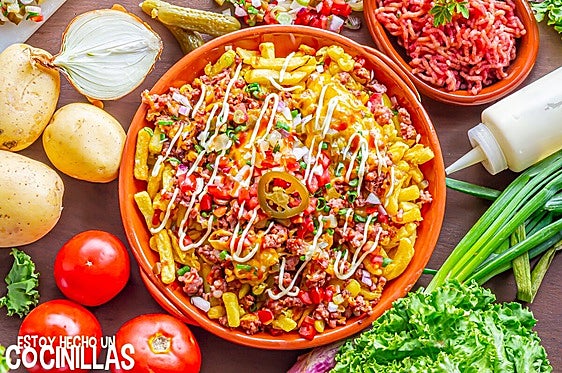 Patatas fritas con carne picada y queso