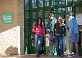 Estudiantes de la UEx a la entrada de la Facultad de Educación, en Badajoz.