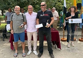 Los ganadores con el alcalde, Enrique Hueso