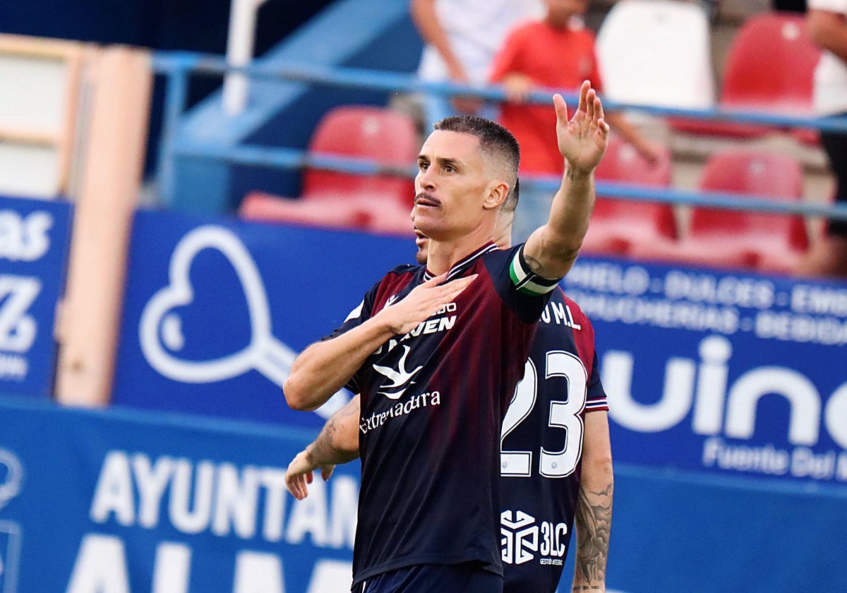 Callejón celebra un gol con el Extremadura esta temporada.