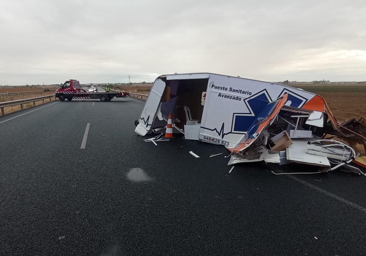 Estado en el que quedó la caravana médica enganchada a un turismo, que se averió.