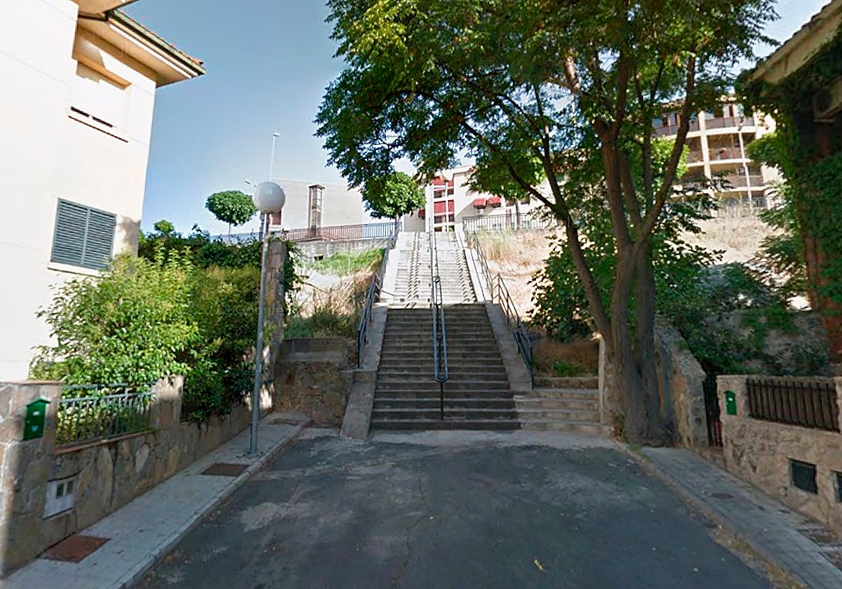 Lugar de la agresión, en las escaleras que bajan de la avenida de Salamanca.