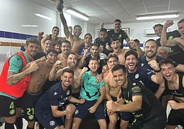 Los jugadores del Extremadura celebran la victoria en Águilas en el vestuario.