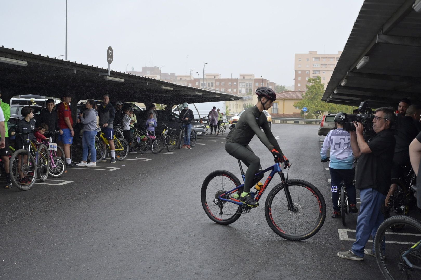 La cancelación del Día de la Bicicleta de Badajoz, en imágenes