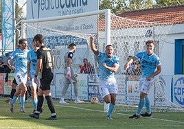 Iván Ramos celebra el primer gol del Coria ante el Moscardó.
