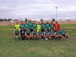 Jugadores que se enfrentaron en el terreno de juego del estadio Inocencio Cortés.