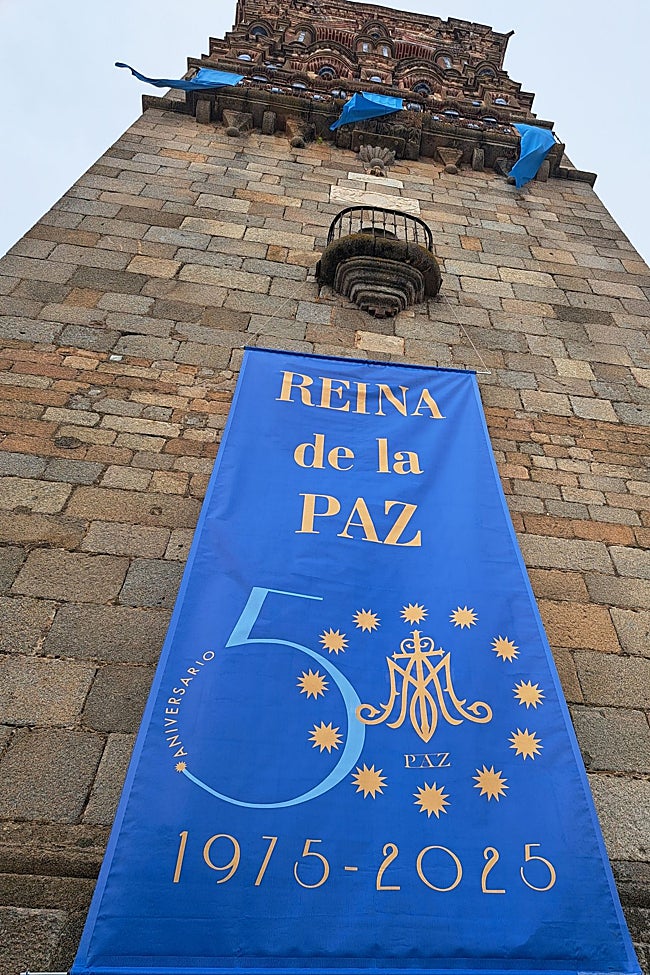Iglesia de San Bartolomé con una gran colgadura recordando el aniversario de la Virgen de la Paz.