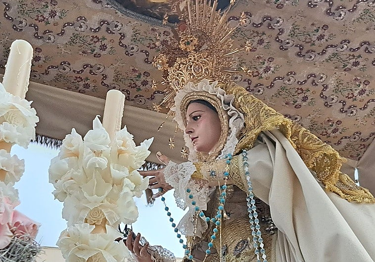 Imagen de la Virgen de la Paz, en su procesión extraordinaria ayer por Jerez de los Caballeros.