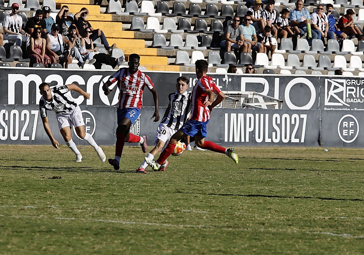 Barrena intenta avanzar entre dos jugadores del Don Benito.