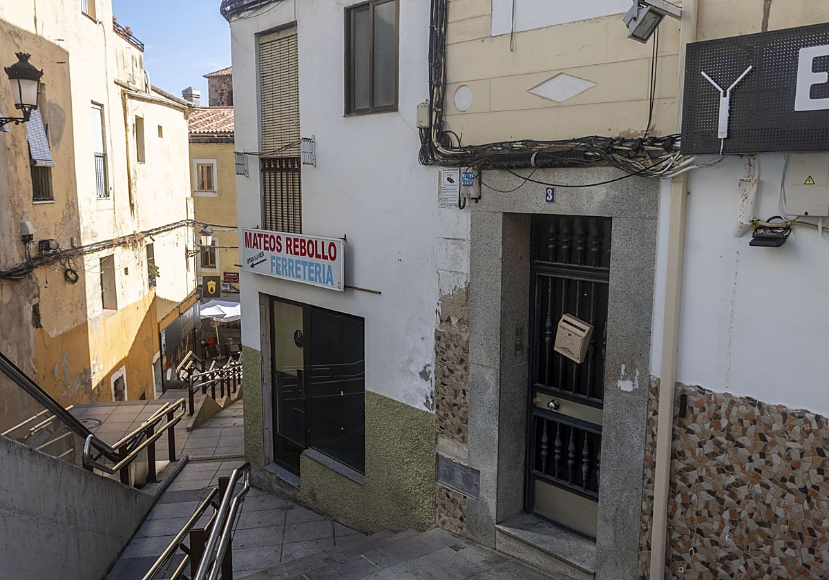 La actividad se desarrollaba en un bloque de viviendas de la calle Alzapiernas, junto a Galarza.
