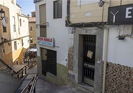 La actividad se desarrollaba en un bloque de viviendas de la calle Alzapiernas, junto a Galarza.