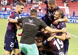 Los jugadores del Extremadura celebran un gol en el Francisco de la Hera.