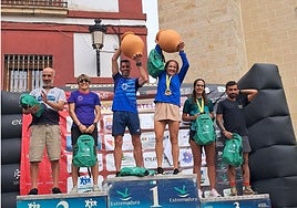 Miguel Madruga y Gema López levantan las tinajas como ganadores del Artetrail y campeones de Extremadura.