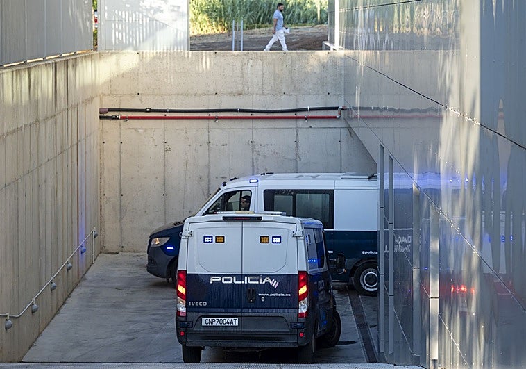 La llegada de los detenidos a los juzgados de Badajoz.