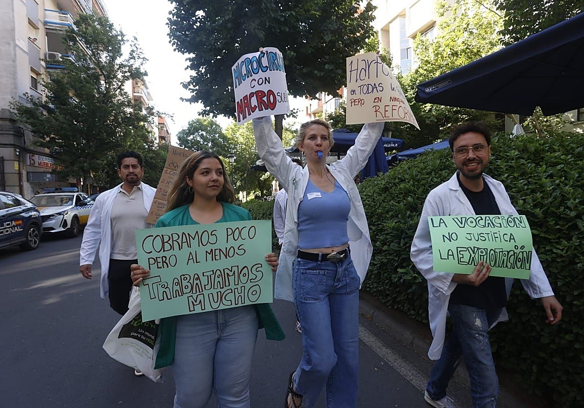 Varios médicos protestan en Cáceres en la huelga celebrada el pasado mes de junio.