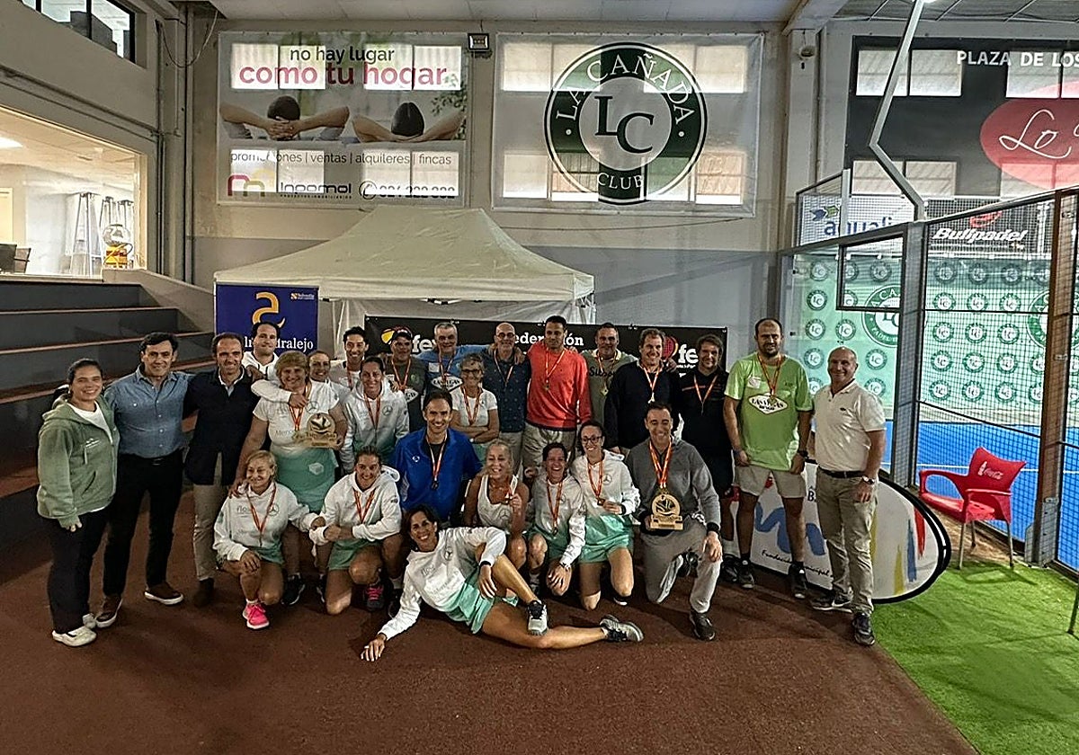 Los ganadores del Campeonato de España de Veteranos junto a las autoridades en el Club Indoor La Cañada.