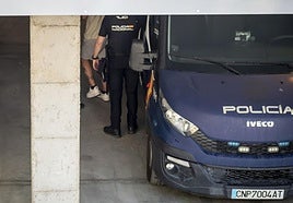 Entrada en los juzgados de Badajoz de uno de los detenidos.