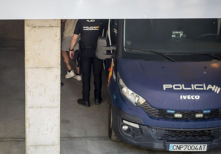 Entrada en los juzgados de Badajoz de uno de los detenidos.