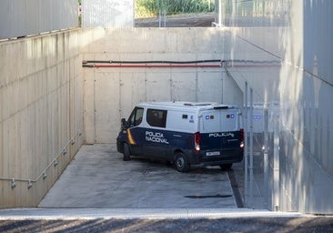 Fotos | Llegada a los juzgados de los dos detenidos por el crimen de la funcionaria de Badajoz
