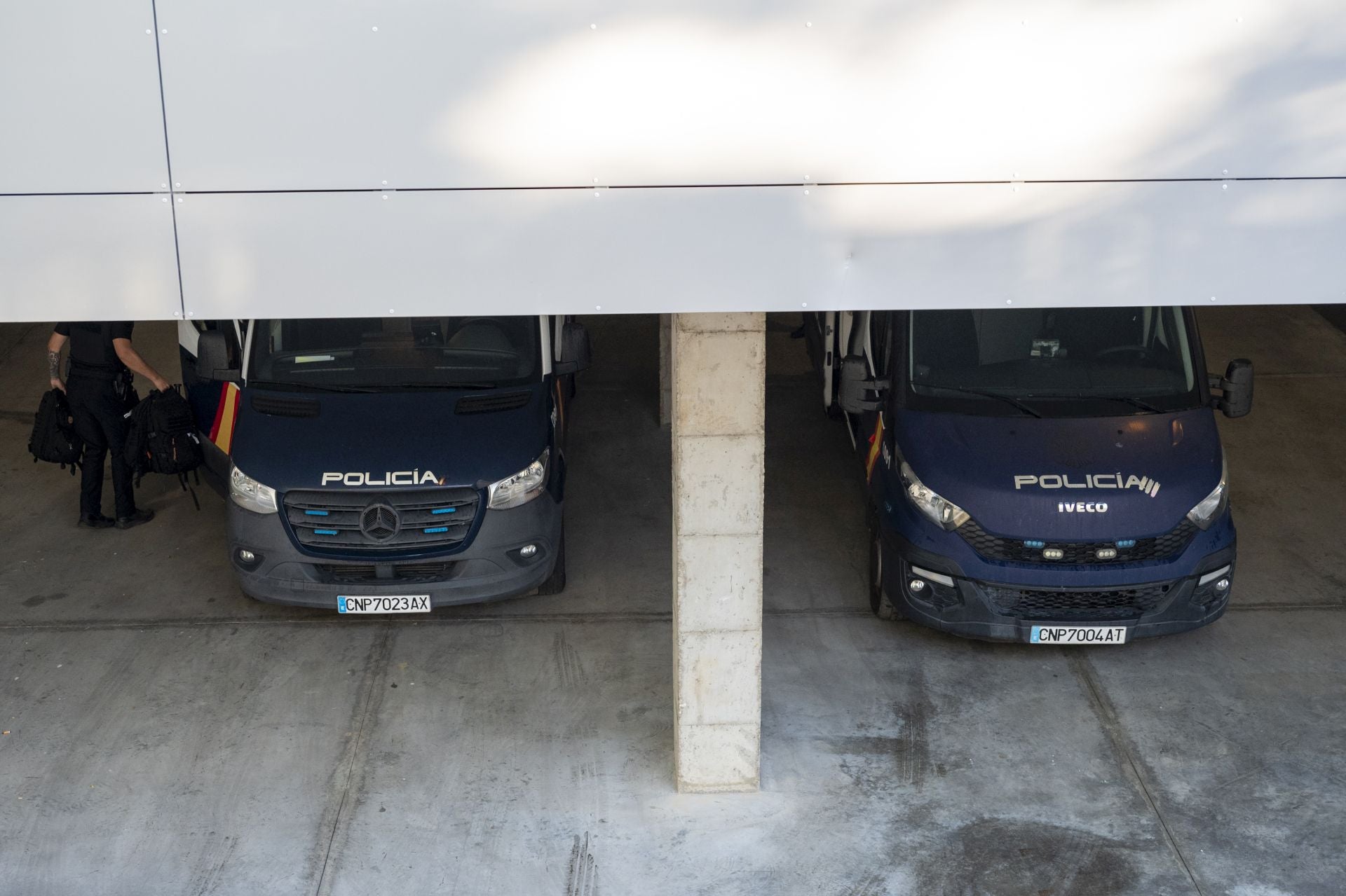 Fotos | Llegada a los juzgados de los dos detenidos por el crimen de la funcionaria de Badajoz