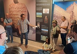 Un momento de la visita guiada en el Museo Luis de Morales de Badajoz.