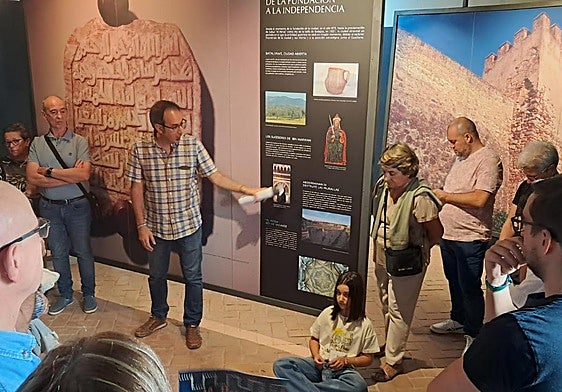 Un momento de la visita guiada en el Museo Luis de Morales de Badajoz.