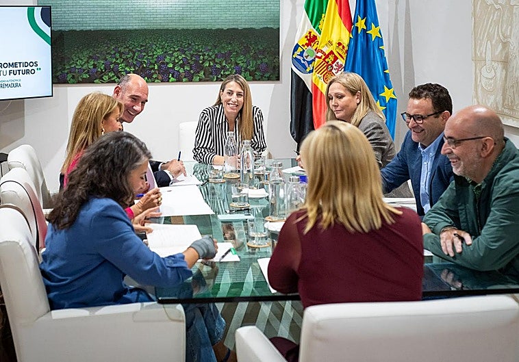 La presidenta de la Junta de Extremadura, María Guardiola, en la reunión con los grupos parlamentarios.