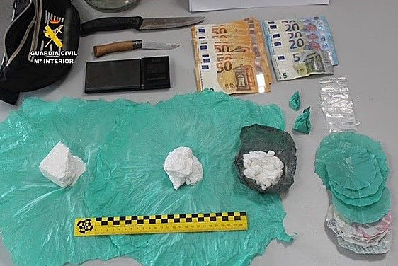 Droga y otros efectos intervenidos por la Guardia Civil.