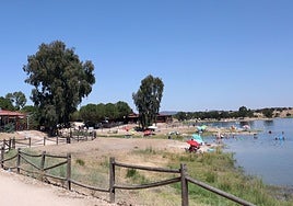 Bañistas en el embalsa de Proserpina.