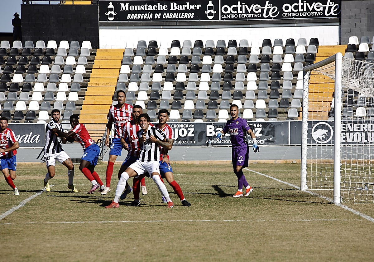 Borja Domingo durante el partido del Badajoz ante el Don Benito.