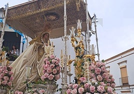 Virgen de la Paz en su salida desde la iglesia de San Bartolomé el sábado pasado para su procesión extraordinaria.