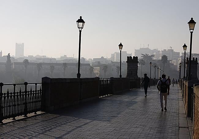 Vistas del centro de la ciudad de Badajoz, tomado por el humo, desde el Puente de Palmas.
