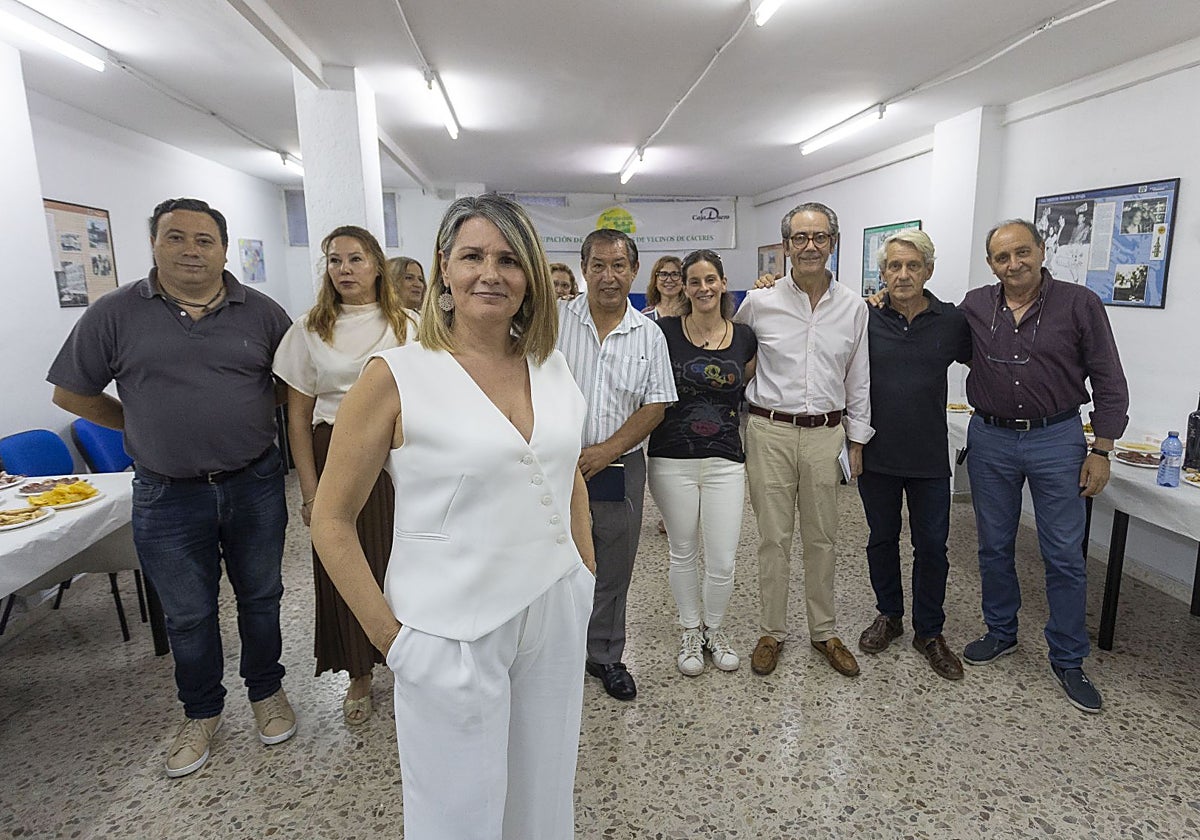 En primer plano, Gema Gallego, nueva presidenta de la Agrupación Vecinal de Cáceres, y tras ella los integrantes de la junta directiva.