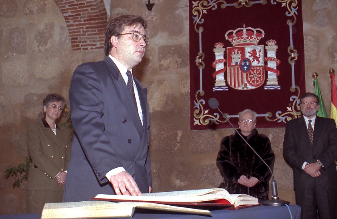 Guillermo Fernánez Vara tomó posesión como consejero de Bienestar Social del gobierno de Juan Carlos Rodríguez Ibarra, en 1996. 