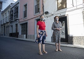 Manoli y su hermana Toni en la calle Trinidad del Casco Antiguo.