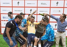 Loren Herrera celebra el título de la Copa de España con sus compañeros del Kazajoz.