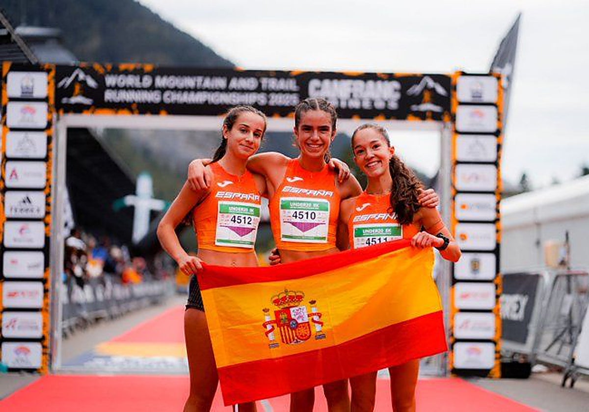 Laura Ordiales, a la derecha con el dorsal 4511, junto a Inés Herault y Nadia Soto celebran el bronce por equipos con España.