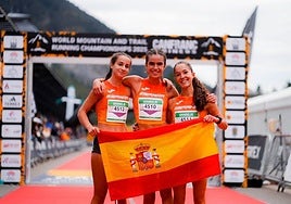 Laura Ordiales, a la derecha con el dorsal 4511, junto a Inés Herault y Nadia Soto celebran el bronce por equipos con España.