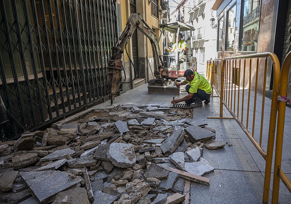 Calle Virgen de la Soledad, donde las máquinas han entrado para sustituir el pavimento.