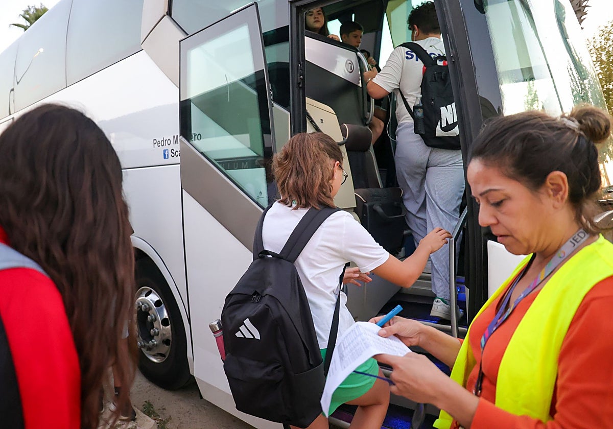 Varios alumnos se suben a un autobús para desplazarse a su centro educativo en Extremadura.