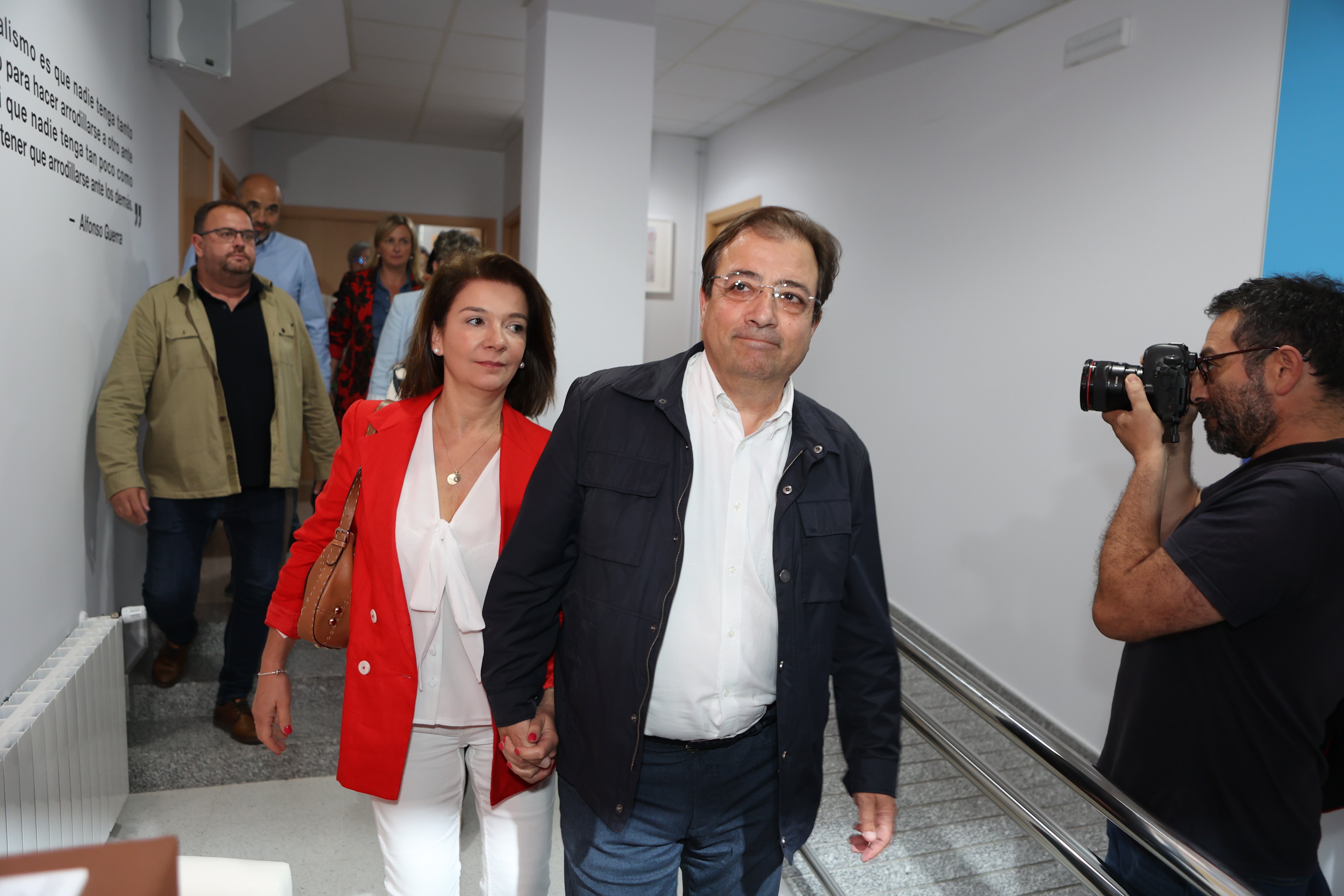 El presidente extremeño y candidato del PSOE a la reelección a la Presidencia de la Junta de Extremadura, Guillermo Fernández Vara, durante el seguimiento de la jornada electoral en el año 2023 en la sede del PSOE de Mérida en las que perdió.