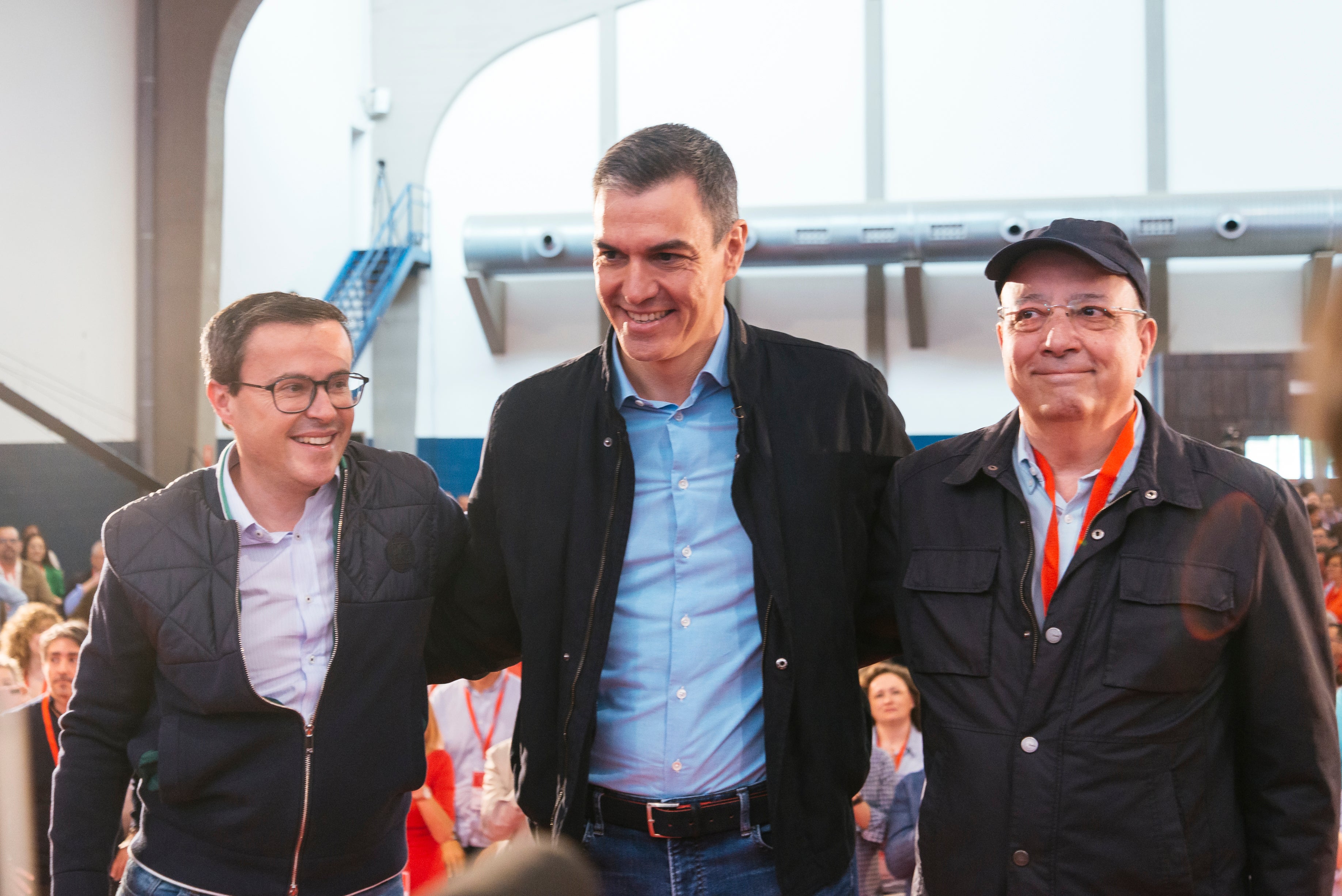 El secretario general del PSOE de Extremadura, Miguel Ángel Gallardo, el secretario general del PSOE y presidente del Gobierno, Pedro Sánchez, y el exsecretario general del PSOE de Extremadura y expresidente de la Junta de Extremadura, Guillermo Fernández Vara, durante la inauguración del 14º Congreso Regional del PSOE de Extremadura, en el Instituto Ferial de Mérida (IFEME), a 23 de marzo de 2024, en Mérida