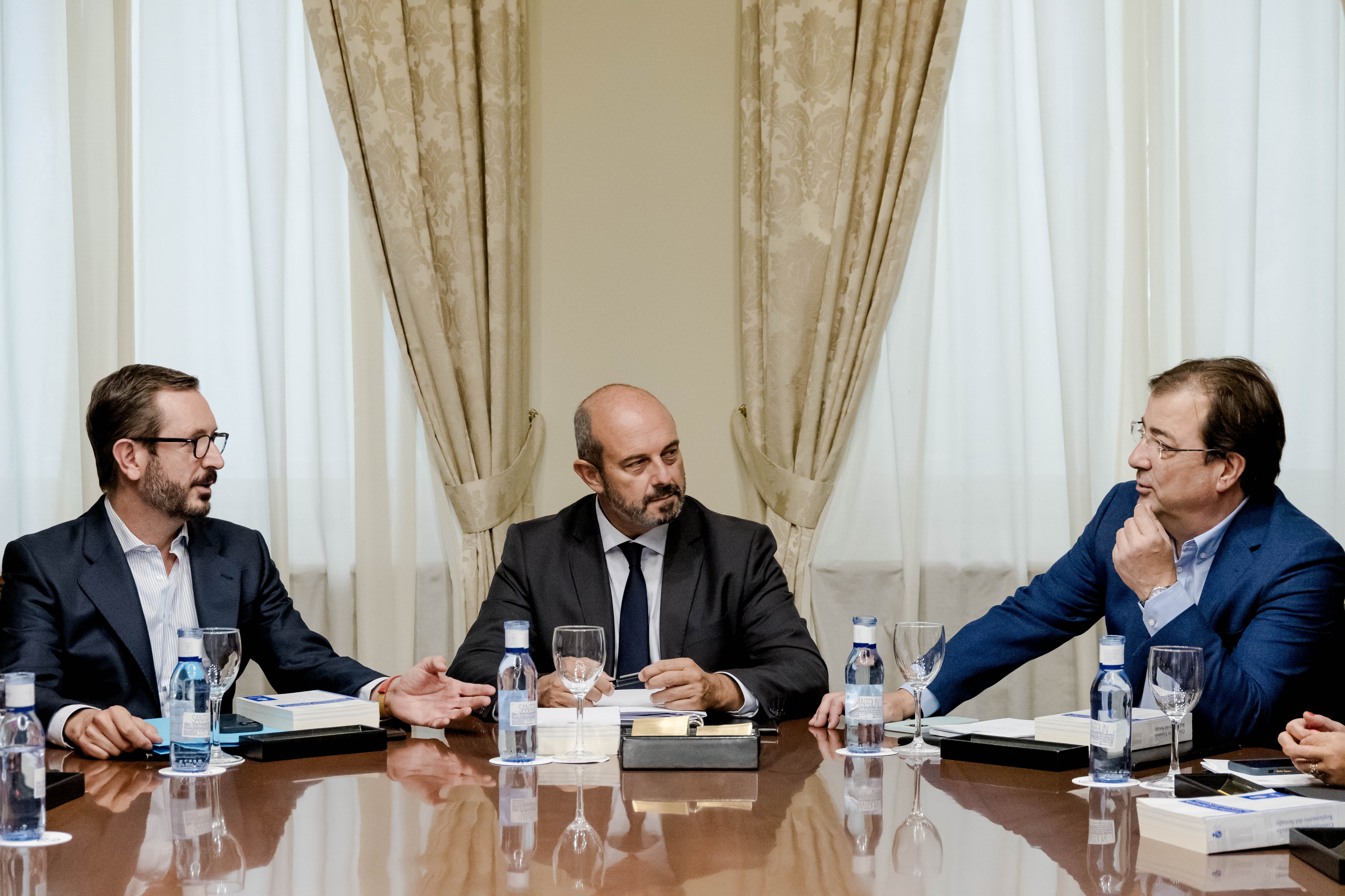 El vicepresidente primero de la Mesa del Senado, Javier Maroto; el presidente en el Senado, Pedro Rollán y el vicepresidente segundo de la Mesa, Guillermo Fernández Vara, durante una reunión de la Mesa del Senado, en el Senado, a 29 de agosto de 2023, en Madrid (España).