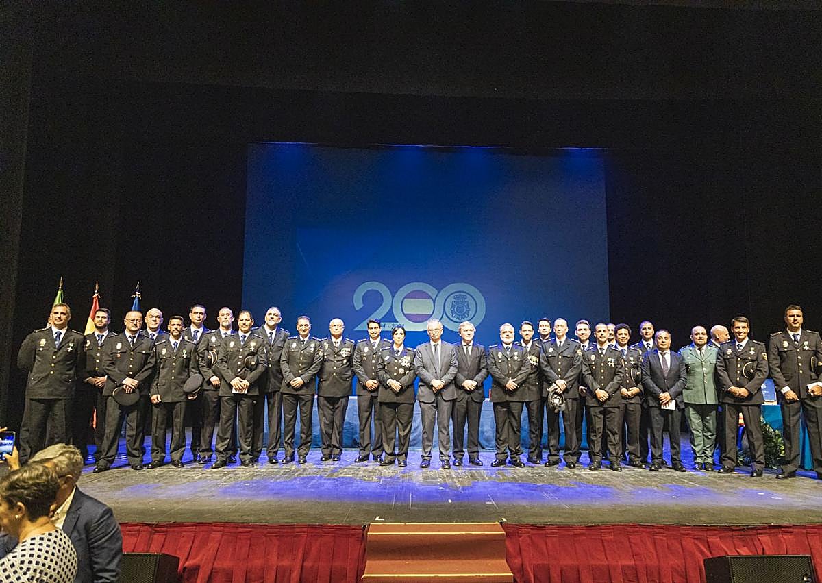 Imagen secundaria 1 - Imágenes del acto de entrega de reconocimientos de la Policía Nacional. 