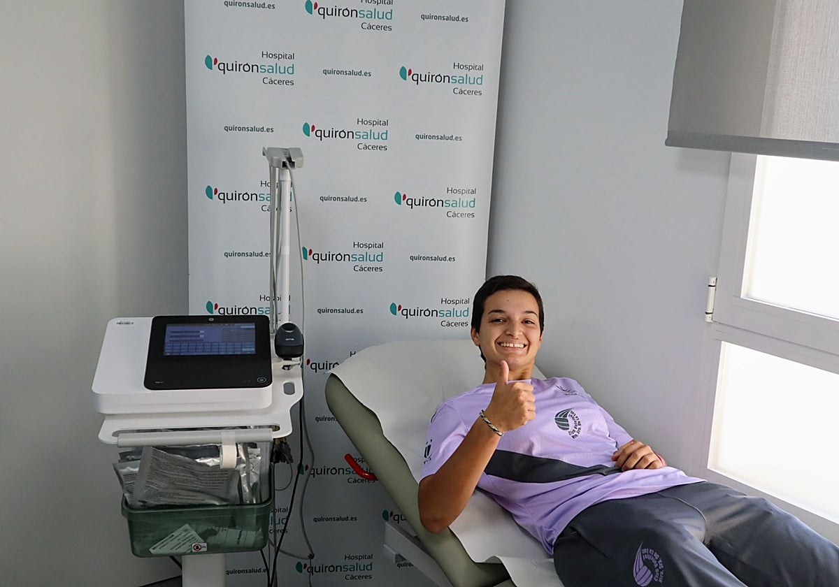 Carol Afán pasa reconocimiento médico en el Hospital Quirónsalud de Cáceres.