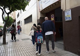 Entrada a uno de los colegios de Badajoz.