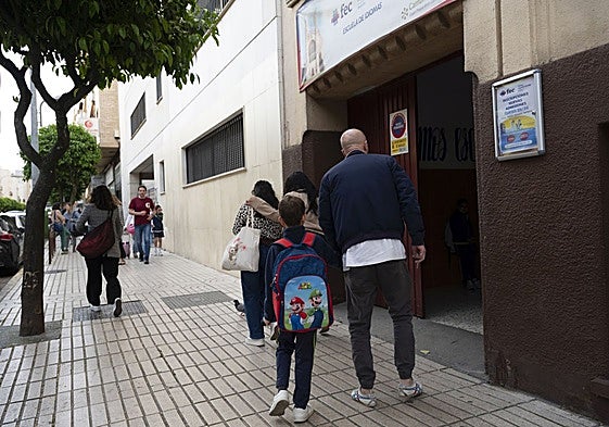 Entrada a uno de los colegios de Badajoz.